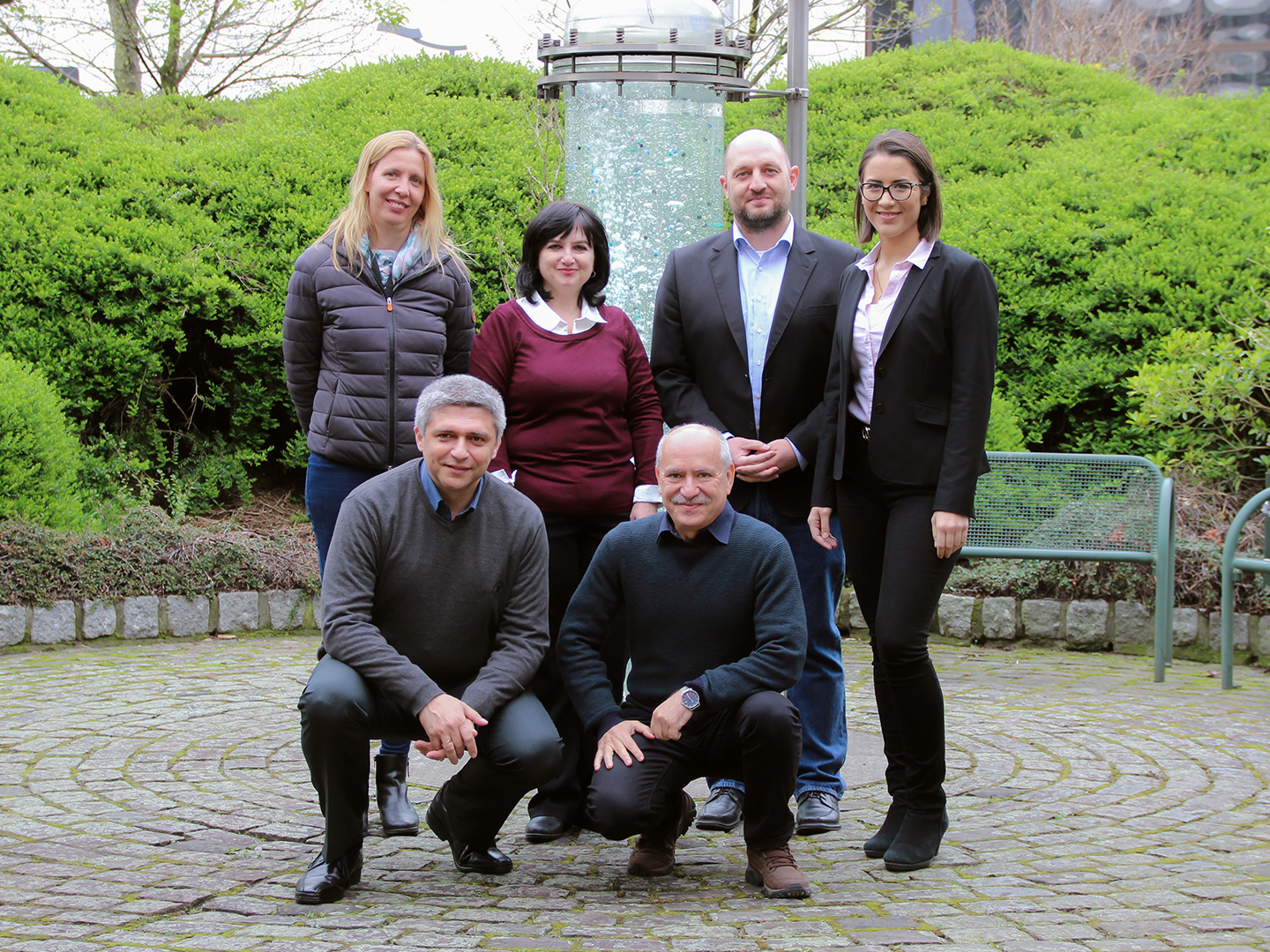 Besuch der Mitarbeitenden von GenCell aus Israel am Fraunhofer UMSICHT. Obere Reihe (v. l.): Anna Greve, Abteilungsleiterin Elektrochemische Energiespeicher Fraunhofer UMSICHT, Nino Borchtchoukova, Heiko Lohmann und Clara Watermann, Abteilung Chemische Energiespeicher Fraunhofer UMSICHT; untere Reihe (v. l.): Yuri Rotenberg, Gennadi Finkelshtain. 