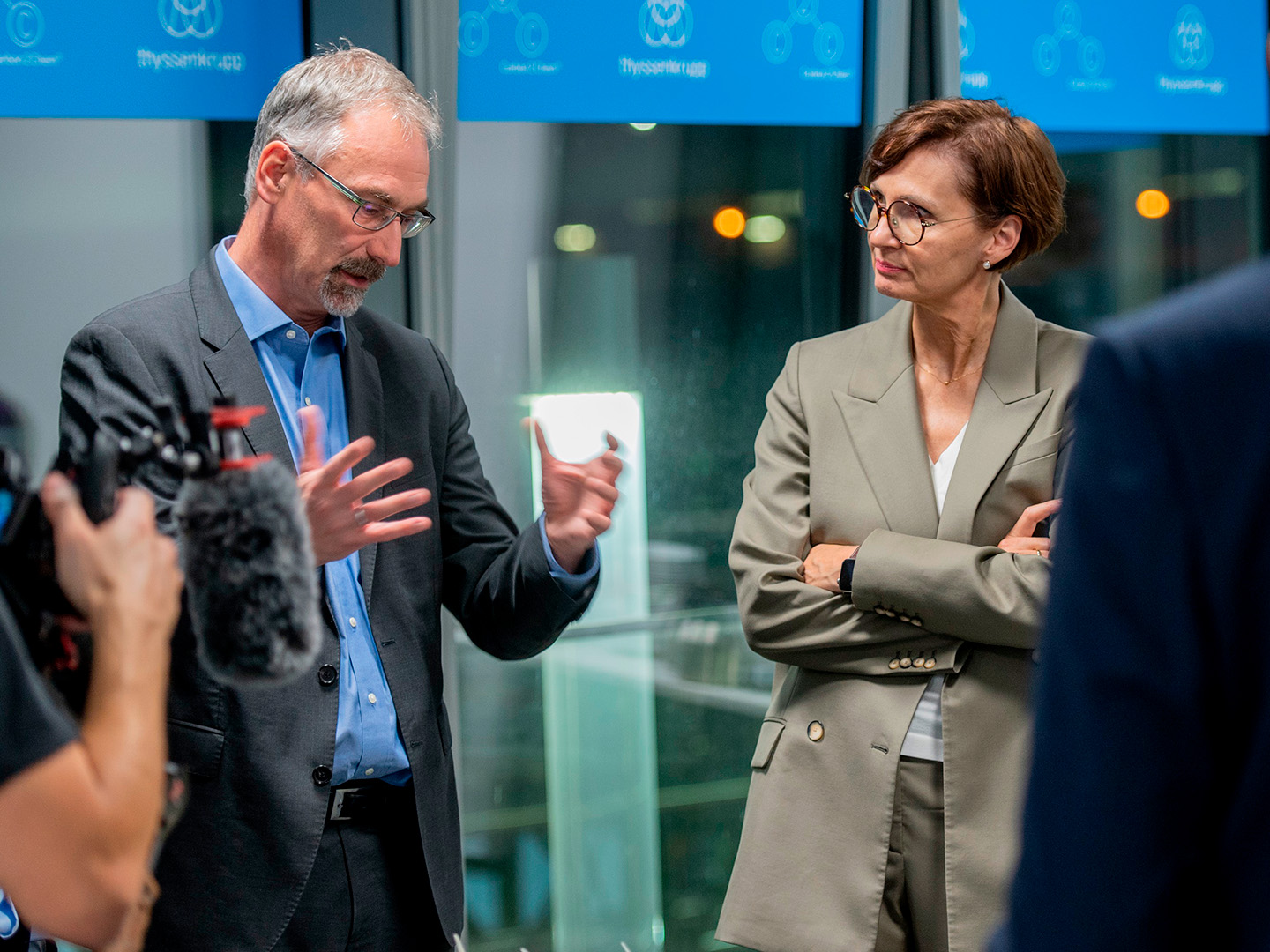 Dr. Cord Landsberg (CEO thyssenkrupp Uhde) erklärt Bundesministerin Bettina Stark-Watzinger die Anlagen-Komponenten bei Carbon2Chem®.