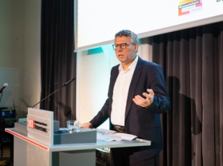 Prof. Dr.-Ing. Görge Deerberg bei der Eröffnung der Ausstellung »Power2Change« in Nürnberg. Prof. Dr.-Ing. Görge Deerberg bei der Eröffnung der Ausstellung »Power2Change« in Nürnberg.