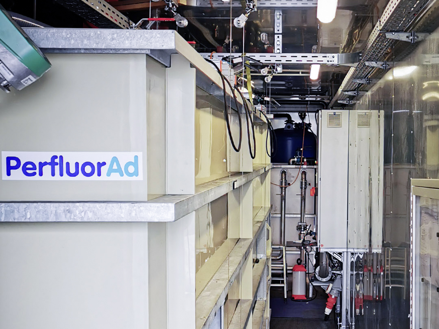 In mobile plants (PFAS Response Units), PFAS-contaminated aqueous media are treated using the PerfluorAd® process.  