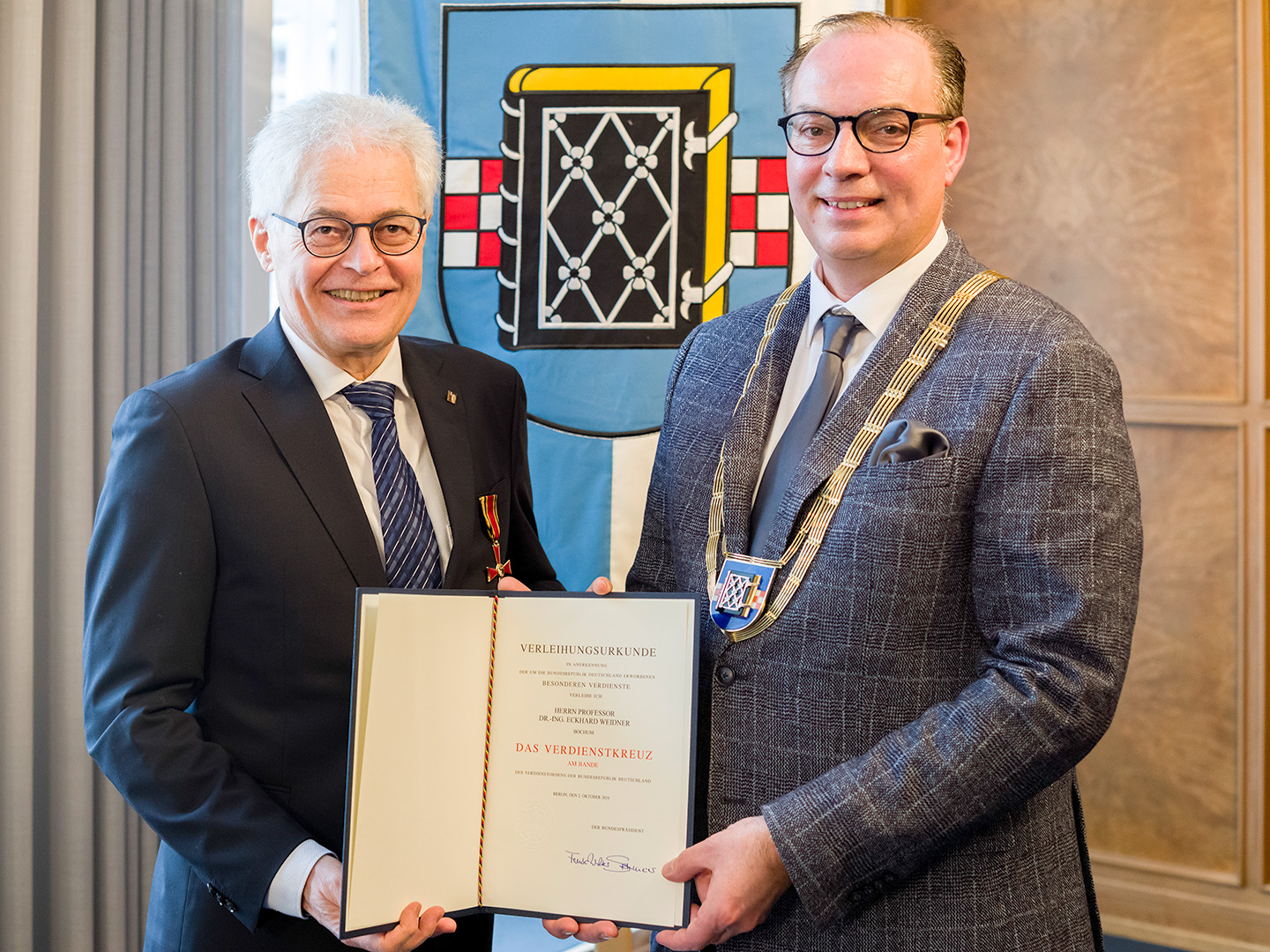 Prof. Eckhard Weidner und Dr. Sascha Dewender Prof. Eckhard Weidner (l.) wurde am 28. Februar 2025 mit dem Verdienstkreuz am Bande des Verdienstordens der Bundesrepublik Deutschland geehrt. Im Namen von Bundespräsident Frank-Walter Steinmeier überreichte Dr. Sascha Dewender (r.), Bürgermeister der Stadt Bochum, die Auszeichnung im Bochumer Rathaus.